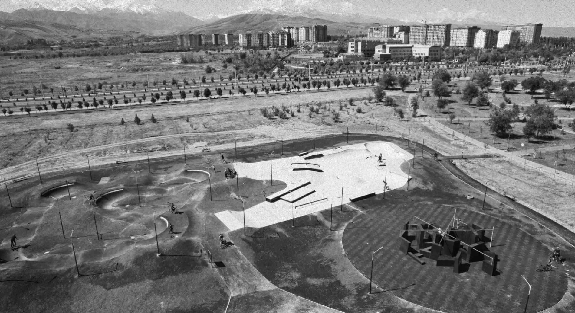 Cкейт-парк на территории парка «Ынтымак-2» в городе Бишкек, Кыргызстан